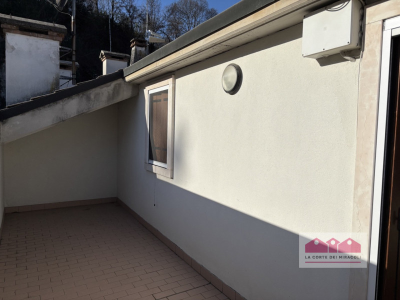 VIA FACCHINETTI: CASA D'ANGOLO DI 230 MQ CON PICCOLO GIARDINO ESCLUSIVO DISPOSTA SU TRE LIVELLI. ...