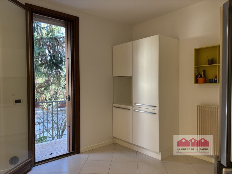 VIA FACCHINETTI: CASA D'ANGOLO DI 230 MQ CON PICCOLO GIARDINO ESCLUSIVO DISPOSTA SU TRE LIVELLI. ...