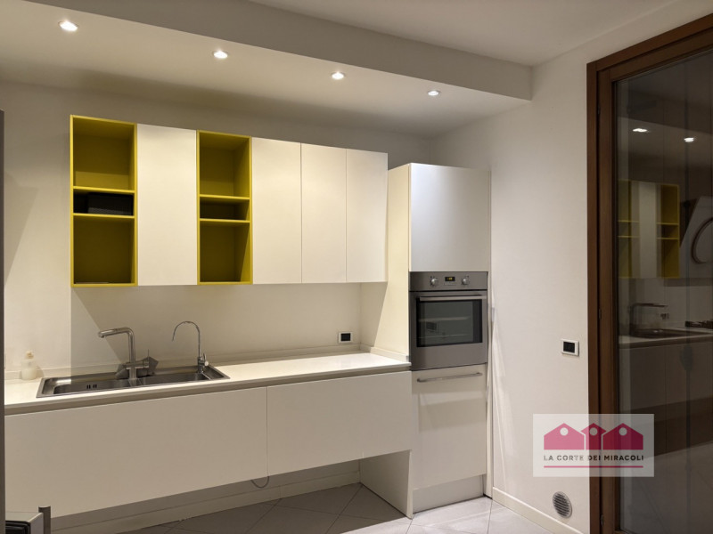 VIA FACCHINETTI: CASA D'ANGOLO DI 230 MQ CON PICCOLO GIARDINO ESCLUSIVO DISPOSTA SU TRE LIVELLI. ...