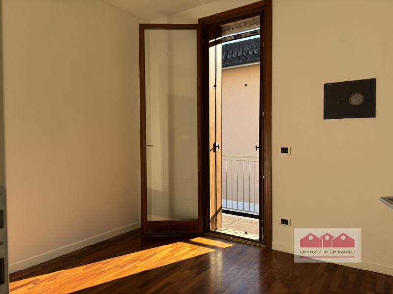 VIA FACCHINETTI: CASA D'ANGOLO DI 230 MQ CON PICCOLO GIARDINO ESCLUSIVO DISPOSTA SU TRE LIVELLI. ...