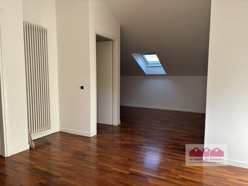 VIA FACCHINETTI: CASA D'ANGOLO DI 230 MQ CON PICCOLO GIARDINO ESCLUSIVO DISPOSTA SU TRE LIVELLI. ...