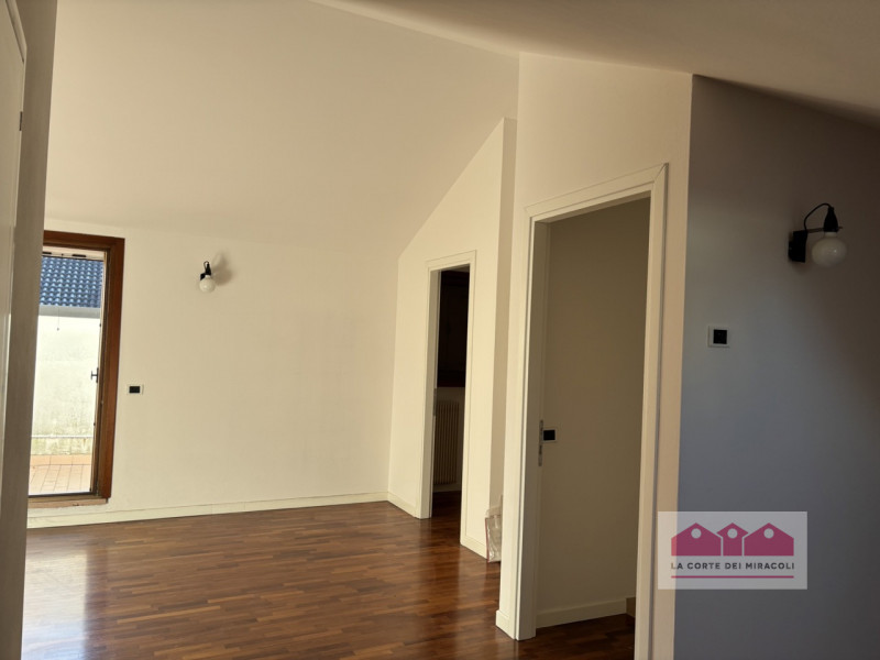 VIA FACCHINETTI: CASA D'ANGOLO DI 230 MQ CON PICCOLO GIARDINO ESCLUSIVO DISPOSTA SU TRE LIVELLI. ...