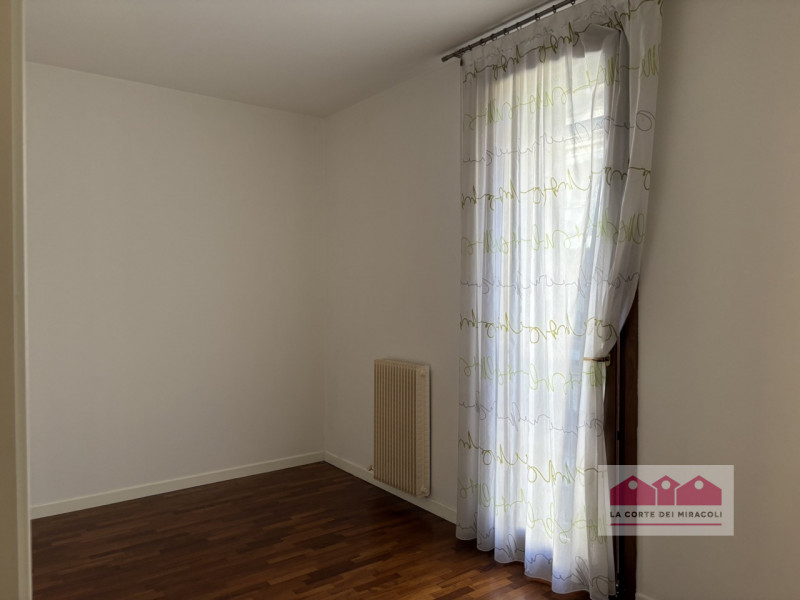 VIA FACCHINETTI: CASA D'ANGOLO DI 230 MQ CON PICCOLO GIARDINO ESCLUSIVO DISPOSTA SU TRE LIVELLI. ...