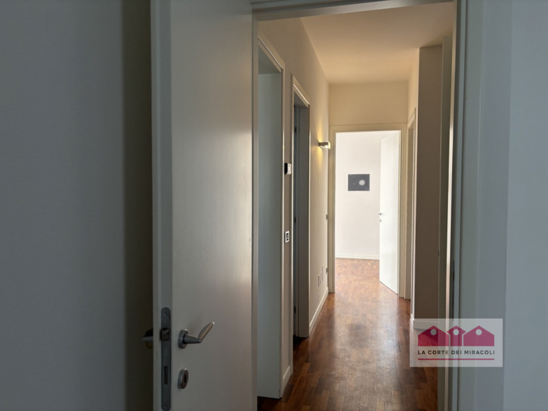 VIA FACCHINETTI: CASA D'ANGOLO DI 230 MQ CON PICCOLO GIARDINO ESCLUSIVO DISPOSTA SU TRE LIVELLI. ...