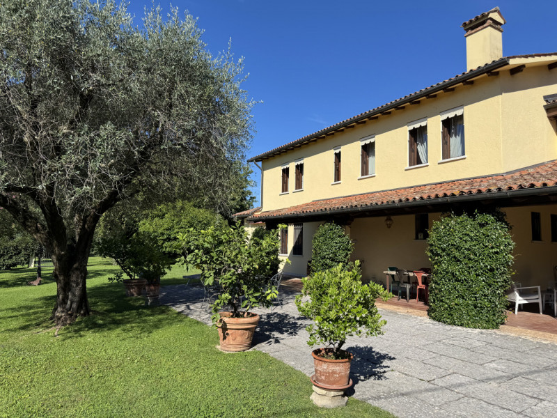 Rif.BC234  Per info: Daniel 39 39 87 87 04


Proponiamo in vendita una villa singola immersa nel ...