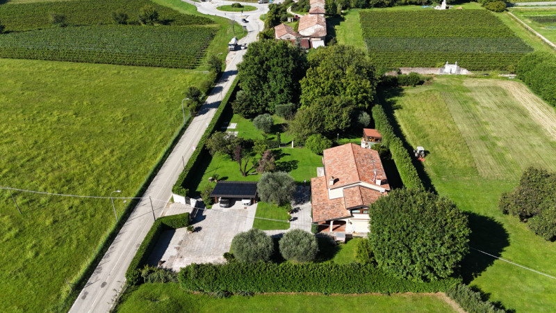 Rif.BC234  Per info: Daniel 39 39 87 87 04


Proponiamo in vendita una villa singola immersa nel ...