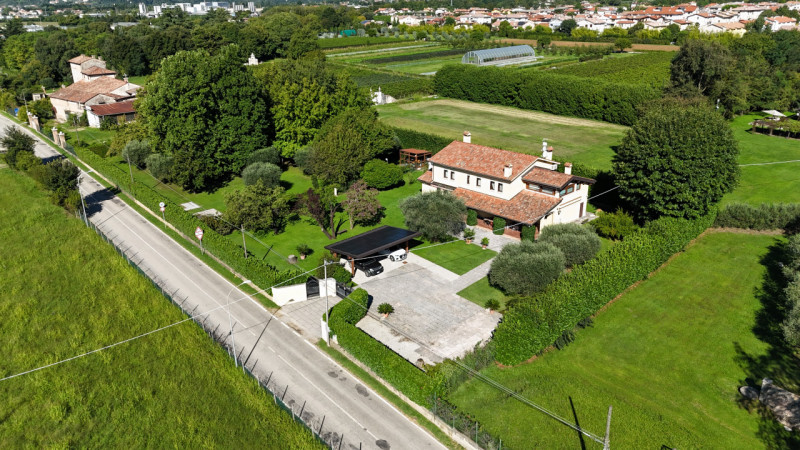 Rif.BC234  Per info: Daniel 39 39 87 87 04


Proponiamo in vendita una villa singola immersa nel ...