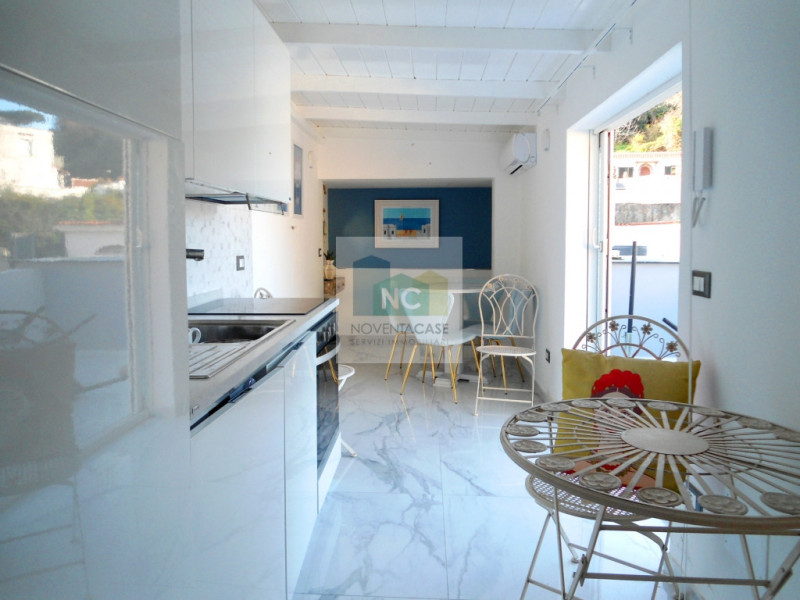 In una delle zone più affascinanti di Lacco Ameno, proponiamo in vendita un'intera bifamiliare di...