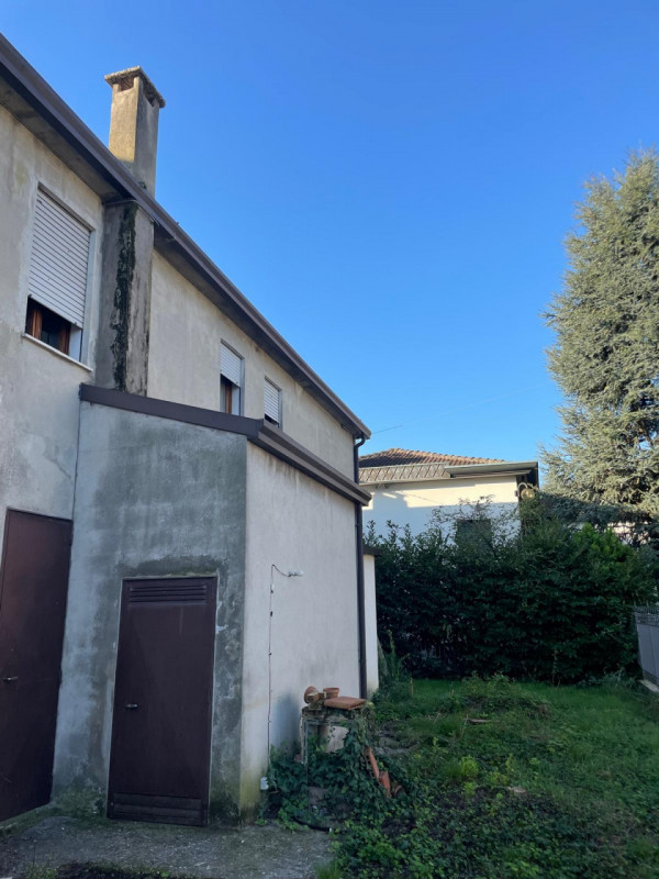 Vigonza Nicoletta Dardilli di ad Casa Padova propone in vendita 
villetta in stile LIberty dispos...