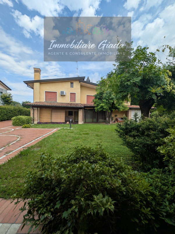 VENDITA IN ESCLUSIVA .
Immersa nella verdeggiante bellezza del centro di Gaiarine, proponiamo in ...