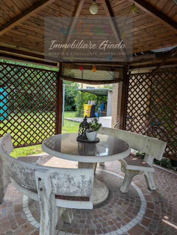 VENDITA IN ESCLUSIVA .
Immersa nella verdeggiante bellezza del centro di Gaiarine, proponiamo in ...