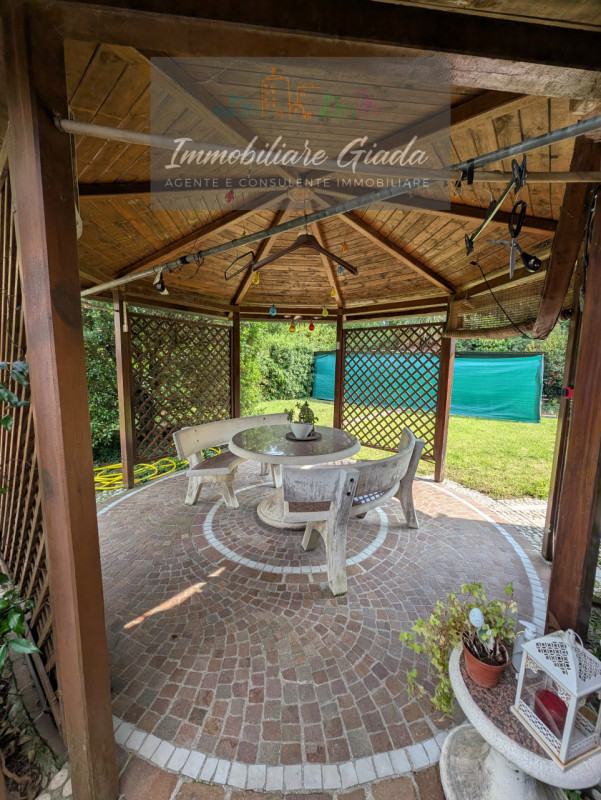 VENDITA IN ESCLUSIVA .
Immersa nella verdeggiante bellezza del centro di Gaiarine, proponiamo in ...