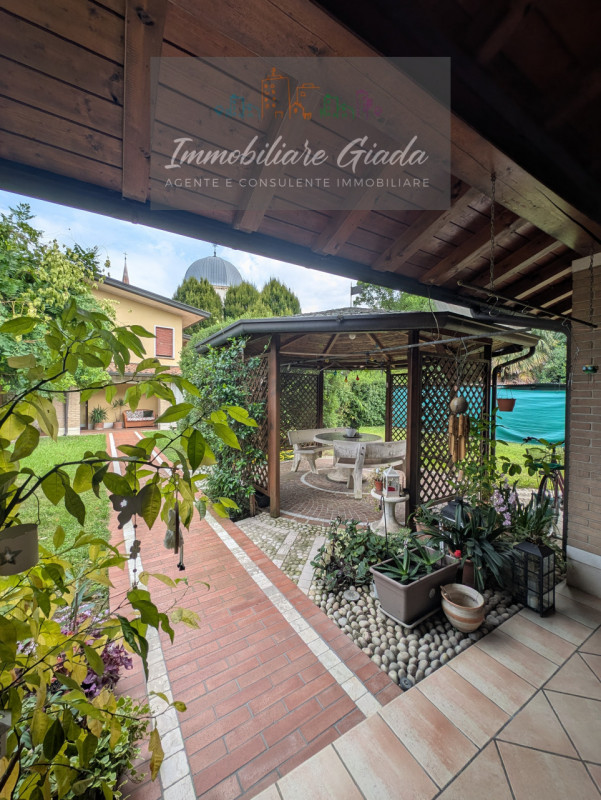 VENDITA IN ESCLUSIVA .
Immersa nella verdeggiante bellezza del centro di Gaiarine, proponiamo in ...