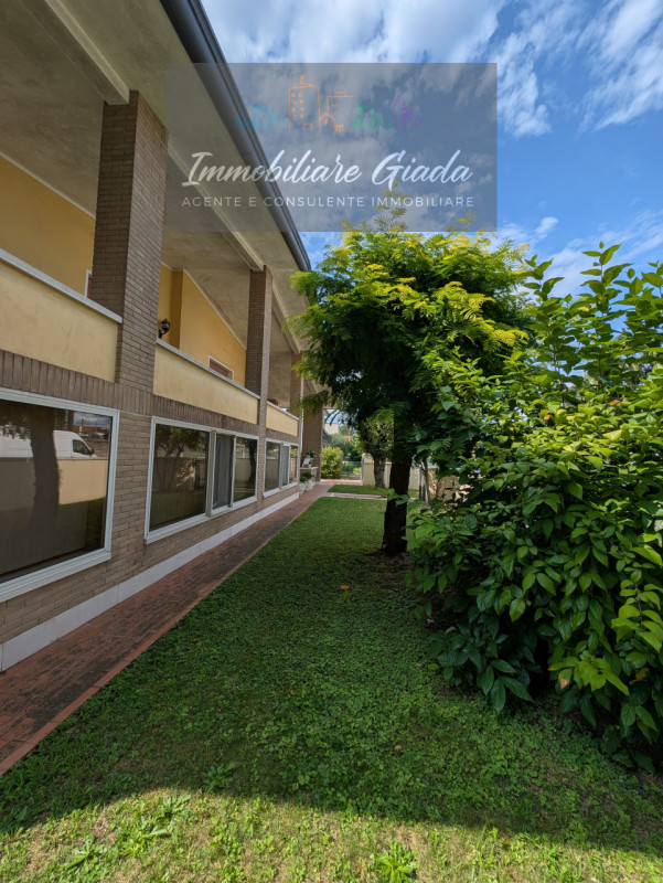 VENDITA IN ESCLUSIVA .
Immersa nella verdeggiante bellezza del centro di Gaiarine, proponiamo in ...