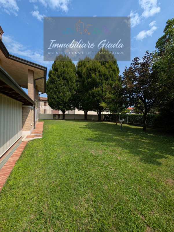 VENDITA IN ESCLUSIVA .
Immersa nella verdeggiante bellezza del centro di Gaiarine, proponiamo in ...