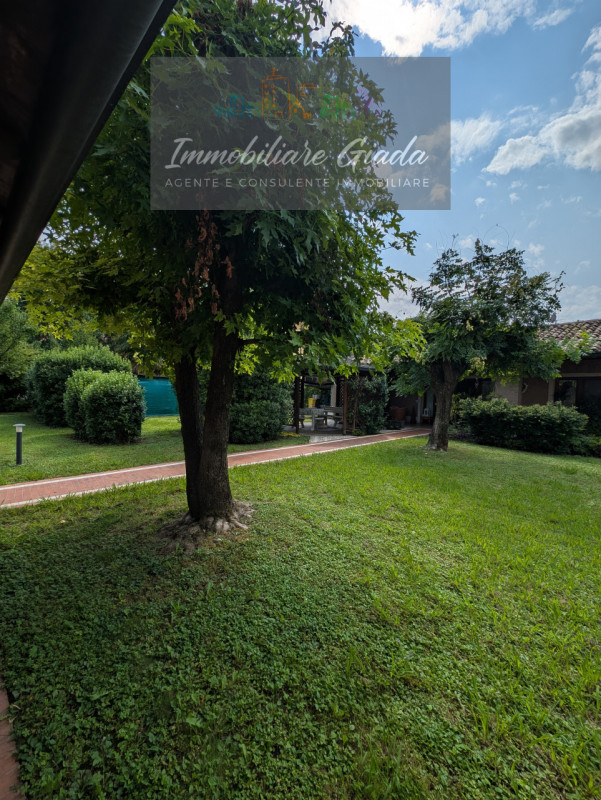 VENDITA IN ESCLUSIVA .
Immersa nella verdeggiante bellezza del centro di Gaiarine, proponiamo in ...