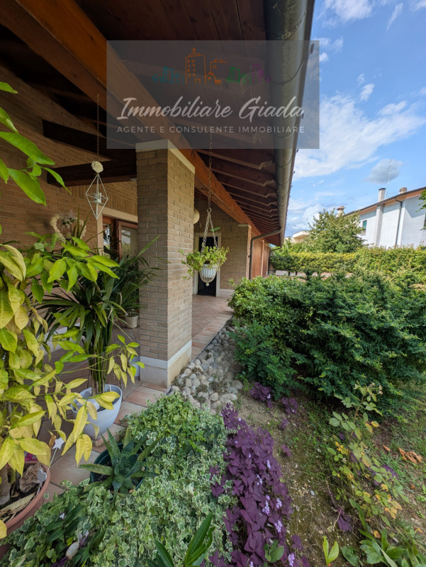 VENDITA IN ESCLUSIVA .
Immersa nella verdeggiante bellezza del centro di Gaiarine, proponiamo in ...