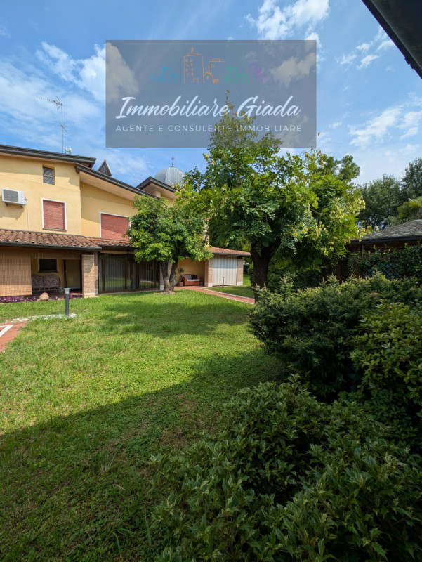 VENDITA IN ESCLUSIVA .
Immersa nella verdeggiante bellezza del centro di Gaiarine, proponiamo in ...