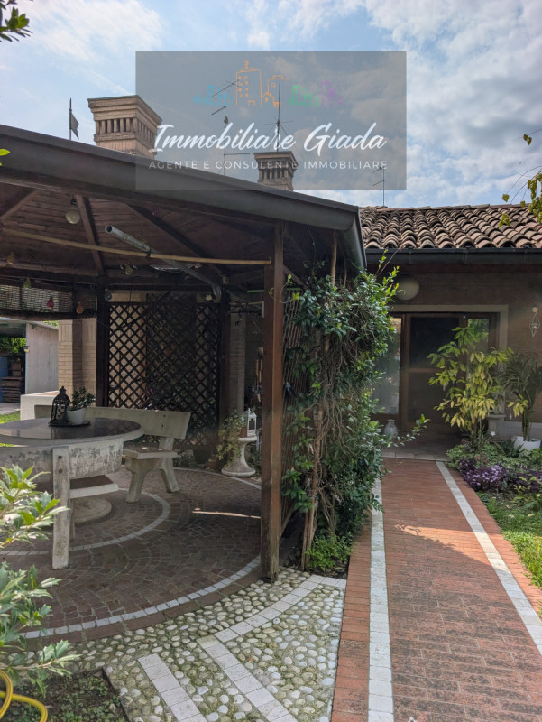 VENDITA IN ESCLUSIVA .
Immersa nella verdeggiante bellezza del centro di Gaiarine, proponiamo in ...