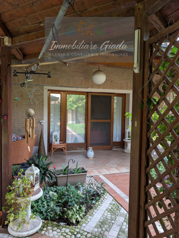 VENDITA IN ESCLUSIVA .
Immersa nella verdeggiante bellezza del centro di Gaiarine, proponiamo in ...