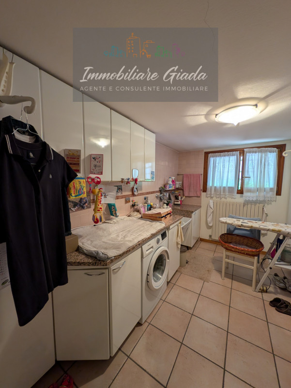 VENDITA IN ESCLUSIVA .
Immersa nella verdeggiante bellezza del centro di Gaiarine, proponiamo in ...