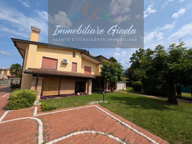 VENDITA IN ESCLUSIVA .
Immersa nella verdeggiante bellezza del centro di Gaiarine, proponiamo in ...