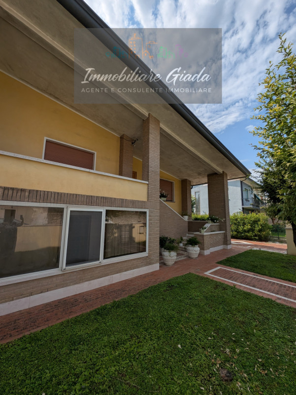 VENDITA IN ESCLUSIVA .
Immersa nella verdeggiante bellezza del centro di Gaiarine, proponiamo in ...