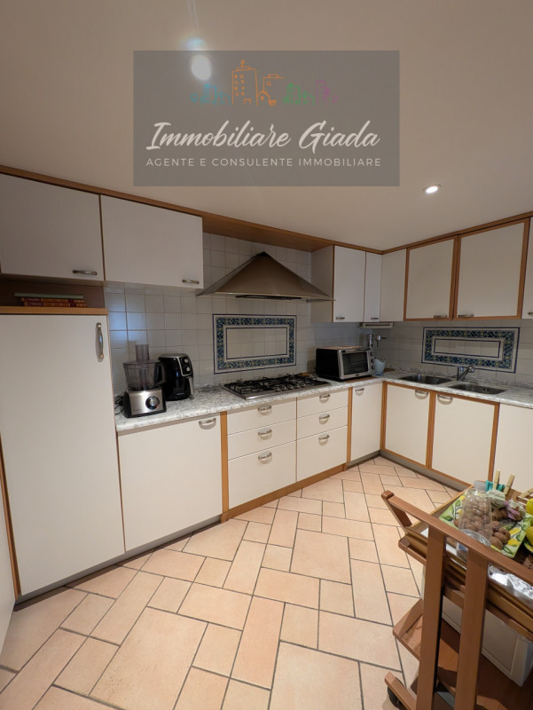 Immersa nella verdeggiante bellezza del centro di Gaiarine, proponiamo in vendita una villa singo...