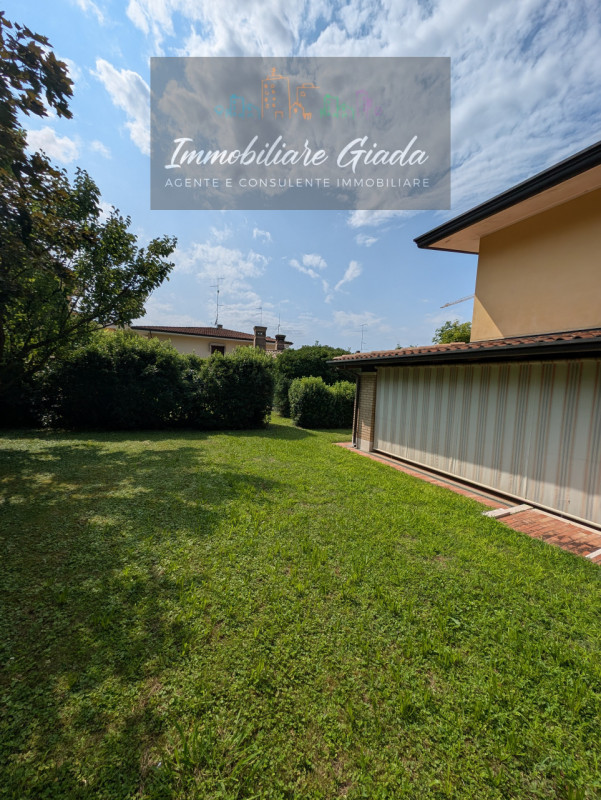 Immersa nella verdeggiante bellezza del centro di Gaiarine, proponiamo in vendita una villa singo...