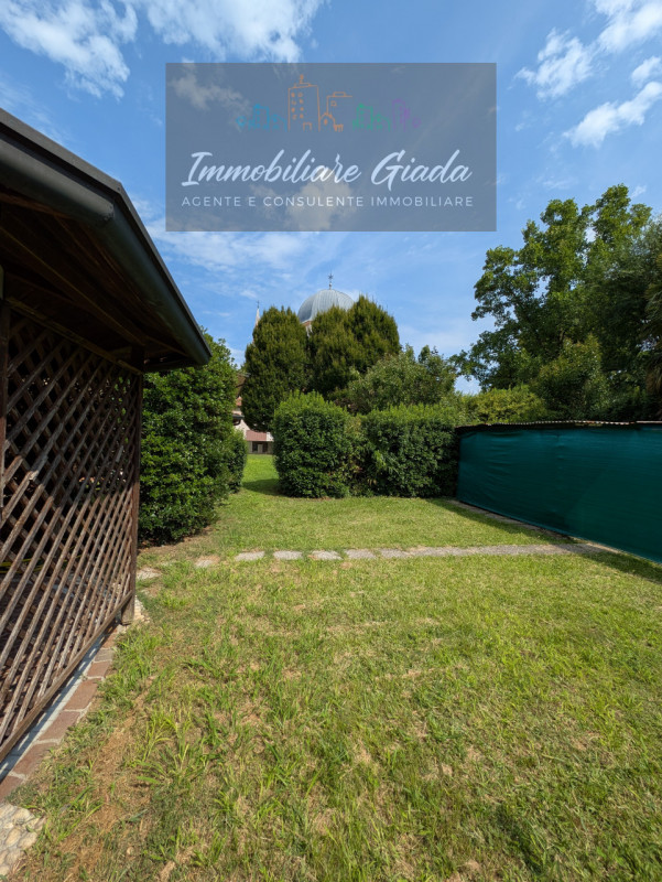 Immersa nella verdeggiante bellezza del centro di Gaiarine, proponiamo in vendita una villa singo...