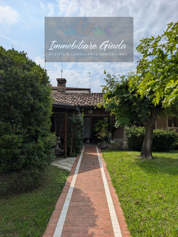 Immersa nella verdeggiante bellezza del centro di Gaiarine, proponiamo in vendita una villa singo...