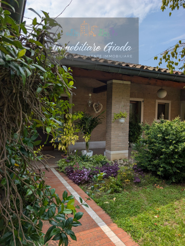 Immersa nella verdeggiante bellezza del centro di Gaiarine, proponiamo in vendita una villa singo...