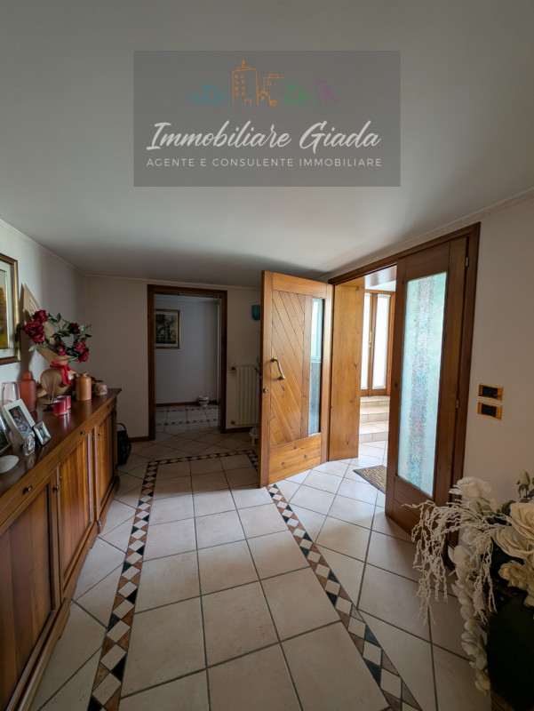 Immersa nella verdeggiante bellezza del centro di Gaiarine, proponiamo in vendita una villa singo...