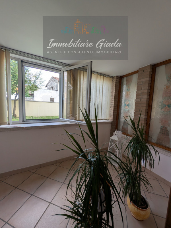 Immersa nella verdeggiante bellezza del centro di Gaiarine, proponiamo in vendita una villa singo...