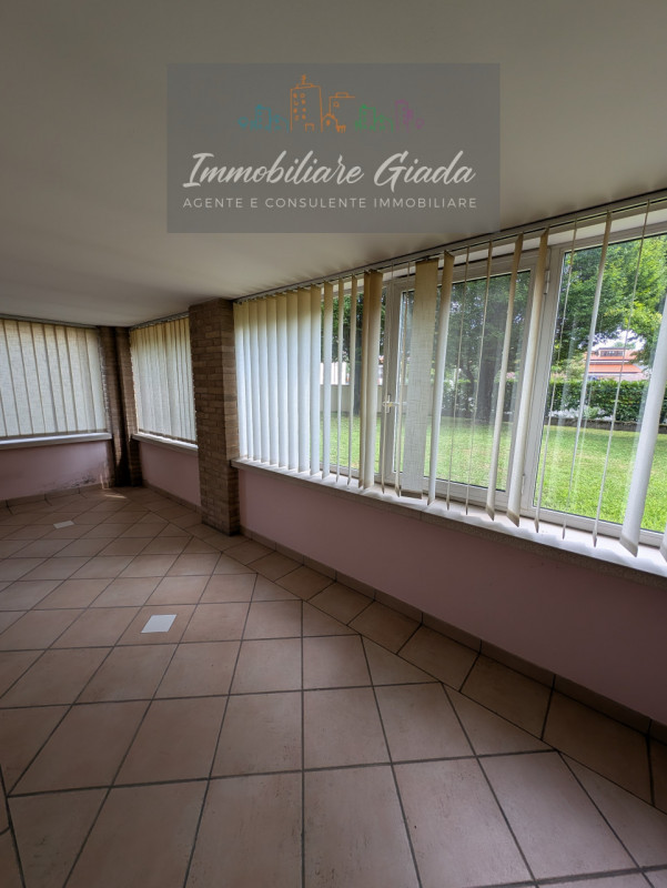 Immersa nella verdeggiante bellezza del centro di Gaiarine, proponiamo in vendita una villa singo...