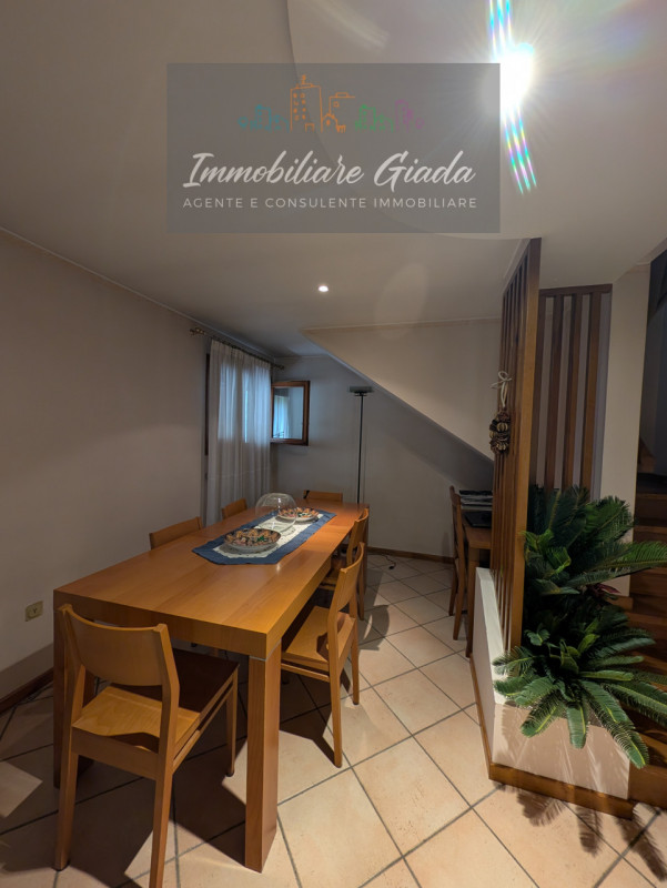 Immersa nella verdeggiante bellezza del centro di Gaiarine, proponiamo in vendita una villa singo...