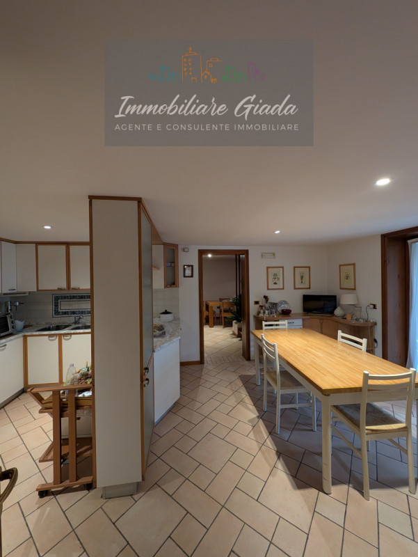 Immersa nella verdeggiante bellezza del centro di Gaiarine, proponiamo in vendita una villa singo...