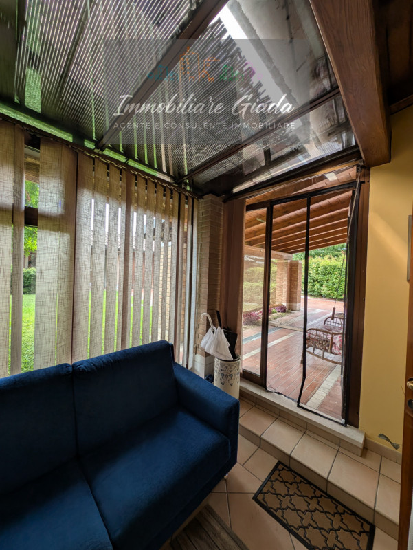 Immersa nella verdeggiante bellezza del centro di Gaiarine, proponiamo in vendita una villa singo...