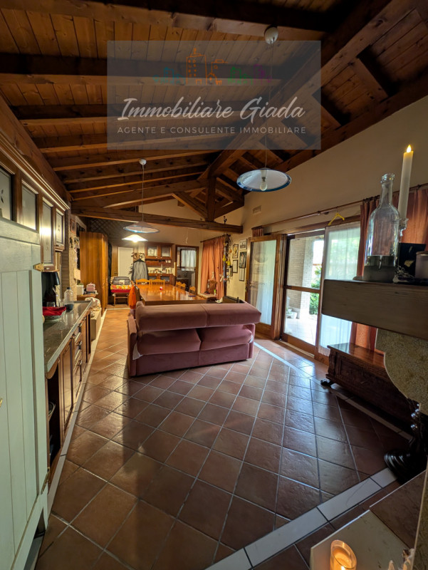 Immersa nella verdeggiante bellezza del centro di Gaiarine, proponiamo in vendita una villa singo...