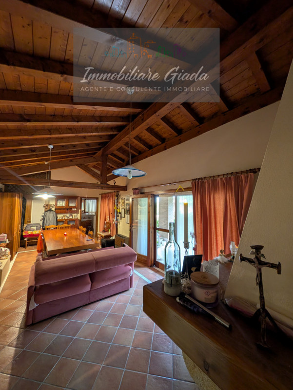 Immersa nella verdeggiante bellezza del centro di Gaiarine, proponiamo in vendita una villa singo...