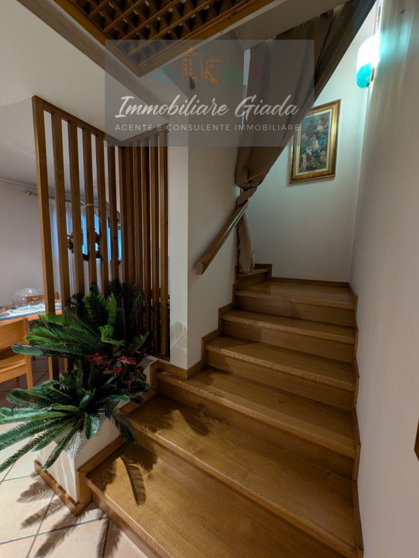 Immersa nella verdeggiante bellezza del centro di Gaiarine, proponiamo in vendita una villa singo...