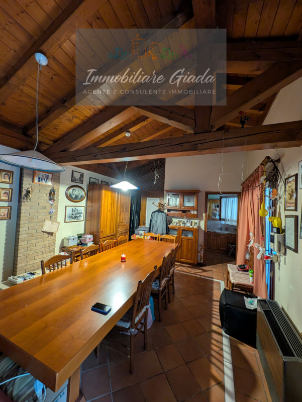 Immersa nella verdeggiante bellezza del centro di Gaiarine, proponiamo in vendita una villa singo...