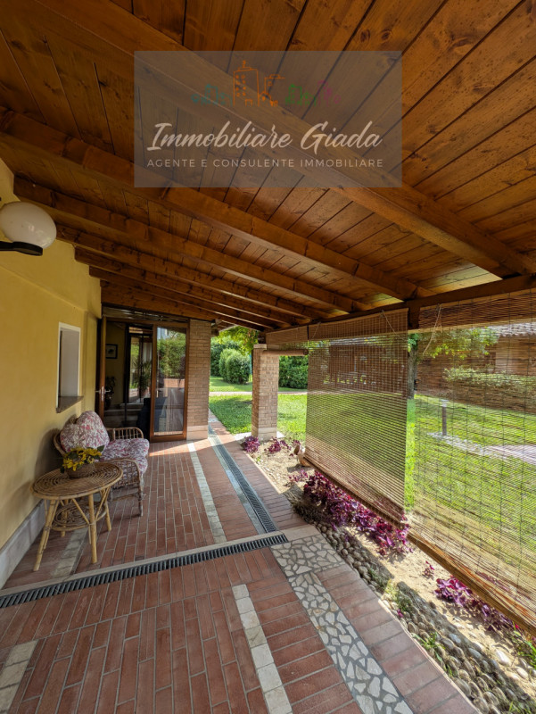 Immersa nella verdeggiante bellezza del centro di Gaiarine, proponiamo in vendita una villa singo...