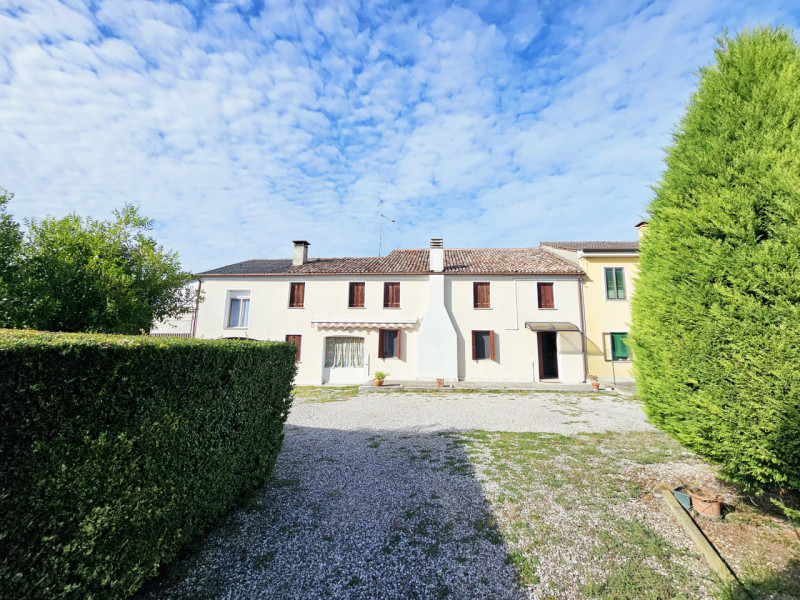Proponiamo in vendita a Merlara, grande porzione di bifamiliare, con ampio cortile e giardino sia...