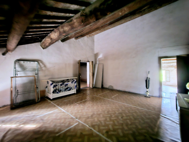 Proponiamo in vendita a Merlara, grande porzione di bifamiliare, con ampio cortile e giardino sia...