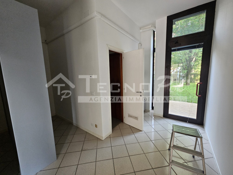 CADONEGHE - Zona Bragni, in contesto residenziale fronte strada di passaggio con facilità di parc...