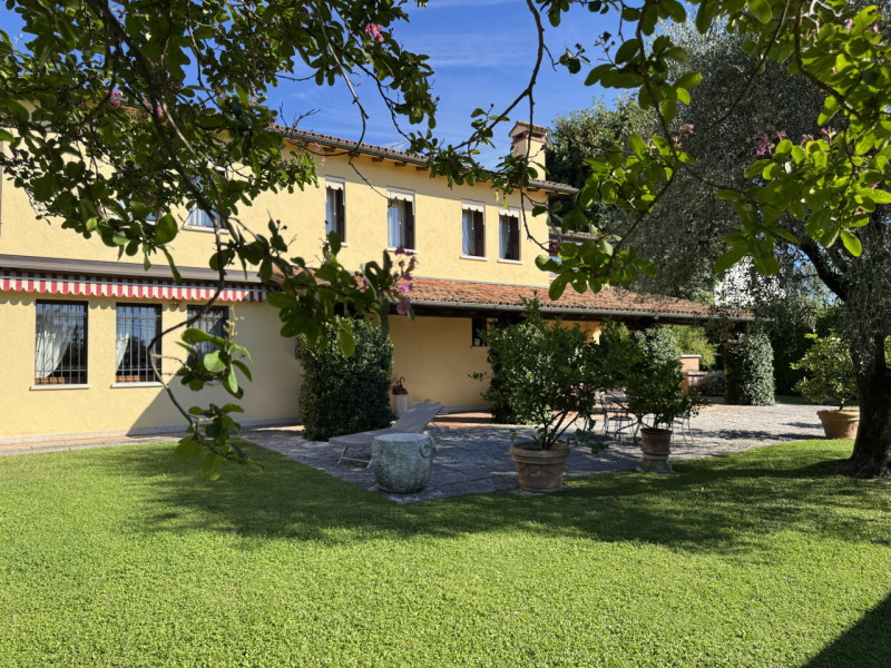 Rif.BC234  (Per info: Daniel +39 3939878704)

Proponiamo in vendita una VILLA SINGOLA immersa nel...