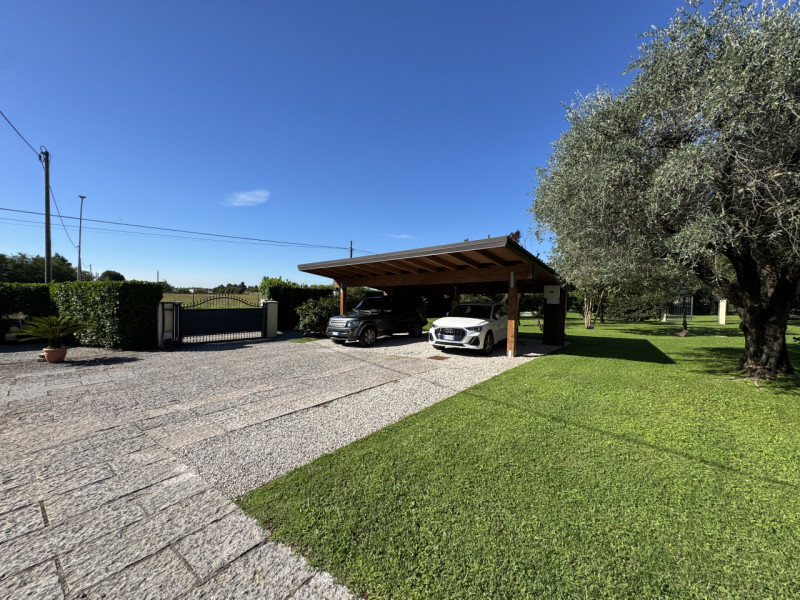 Rif.BC234  (Per info: Daniel +39 3939878704)

Proponiamo in vendita una VILLA SINGOLA immersa nel...