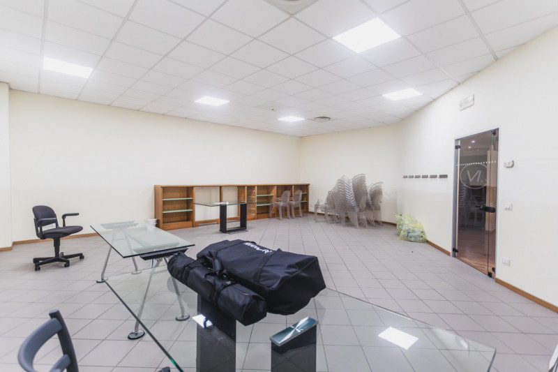 Nel prestigioso contesto del centro direzionale di Vicenza Ovest Palazzo ORO, proponiamo in vendi...