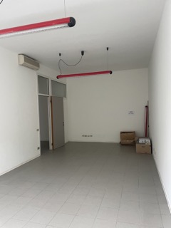 Proponiamo in vendita un comodo e luminoso ufficio situato nel cuore di Vittorio Veneto, all’inte...